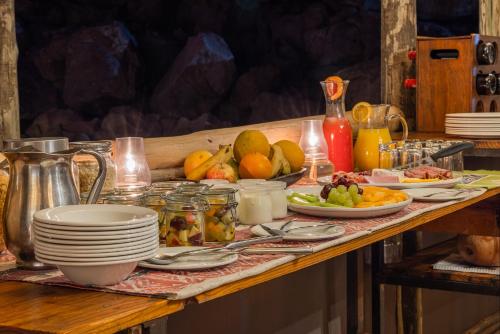una tavola ricoperta di piatti di cibo e frutta di Ozondjou Trails a Khorixas