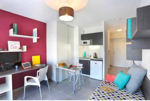 - une cuisine avec un comptoir et une table dans une pièce dans l'établissement Studio équipé au centre-ville de Montpellier, à Montpellier