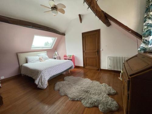 une chambre avec un lit et une fenêtre dans l'établissement Grande Maison en bord de Seine, à Muids