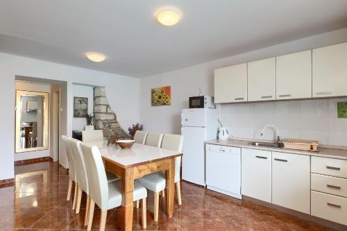 Η κουζίνα ή μικρή κουζίνα στο Schöne Villa bei Rovinj mit privatem Pool