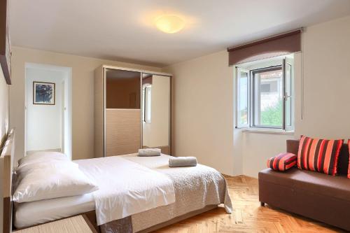 Ένα ή περισσότερα κρεβάτια σε δωμάτιο στο Schöne Villa bei Rovinj mit privatem Pool