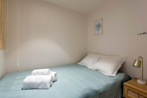 une chambre avec un lit avec deux serviettes dessus dans l'établissement Cozy Studio - Heart of the Traboule, à Lyon