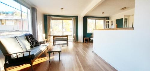 Ruang duduk di Country Cottage in Town