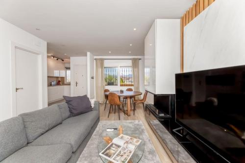 Renovated townhouse walk to beach and golf RDR417