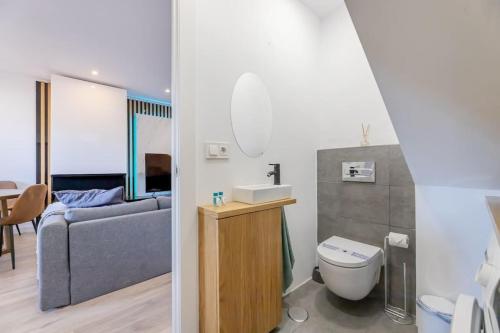 Renovated townhouse walk to beach and golf RDR417