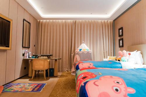 Letto o letti in una camera di Wyndham Grand Plaza Royale Hot Springs Fenghuang