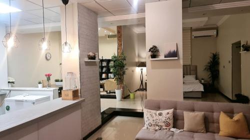a living room with a couch in the middle at شاليه قطر الندى - الطائف in Taif