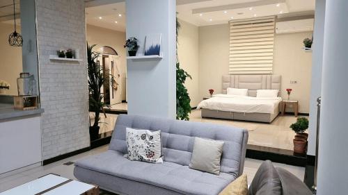 a living room with a couch and a bed at شاليه قطر الندى - الطائف in Taif