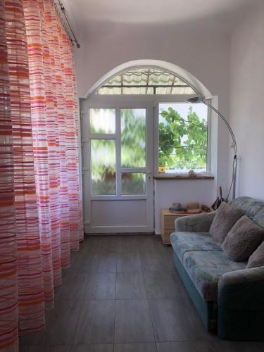 a living room with a couch and a window at Casa Verde in Vaţa de Jos