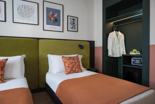 A bed or beds in a room at DuoMo Hotel