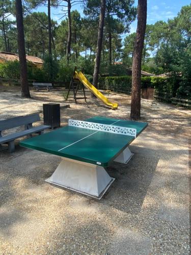 Πινγκ πονγκ στο Chalet dans les pins ή εκεί κοντά
