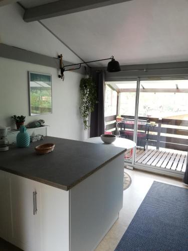 une cuisine avec des armoires blanches et un comptoir dans l'établissement Chalet dans les pins, à Carcans