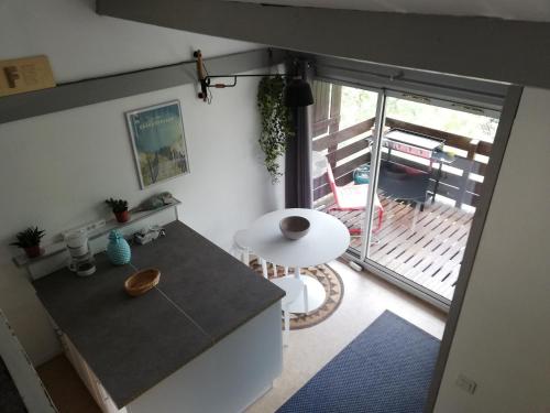 une vue aérienne d'une cuisine avec balcon dans l'établissement Chalet dans les pins, à Carcans