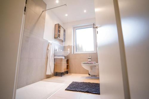 パーダーボルンにあるYellow Stationの洗面台、トイレ、窓のあるバスルーム