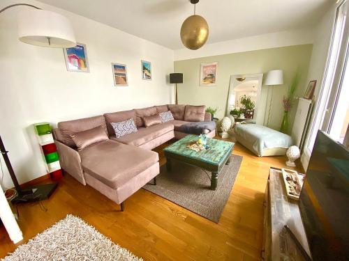 un salon avec un canapé et une table dans l'établissement Le Panoramique, splendide avec vue sur la Vienne, à Limoges