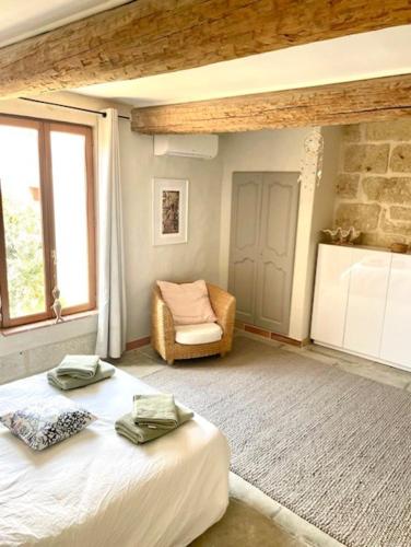 Postel nebo postele na pokoji v ubytování La Maison du Trident en Camargue Piscine et Jacuzzi