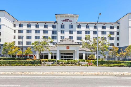 an empty street in front of a hotel at Hilton Garden Inn San Mateo in San Mateo