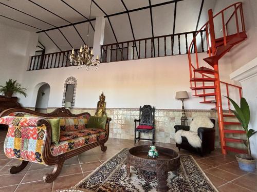 un soggiorno con un divano e una scala di Quinta Monte da Azinheira a Amareleja