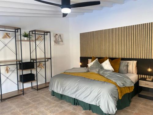 Ένα ή περισσότερα κρεβάτια σε δωμάτιο στο The Courtyard Studio Apartments
