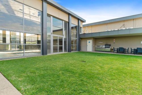 an empty yard in front of a building at Quality Hotel Parklake Shepparton in Shepparton