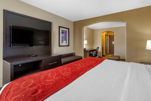 Letto o letti in una camera di Comfort Suites Highlands Ranch Denver Tech Center Area