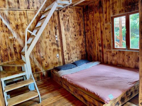 Kon Von Klaにある1996 Homestay Măng Đenのベッドルーム1室(二段ベッド1組、はしご付)
