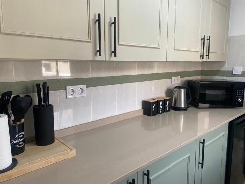 Η κουζίνα ή μικρή κουζίνα στο The Courtyard Studio Apartments