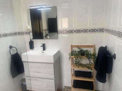 Ένα μπάνιο στο The Courtyard Studio Apartments