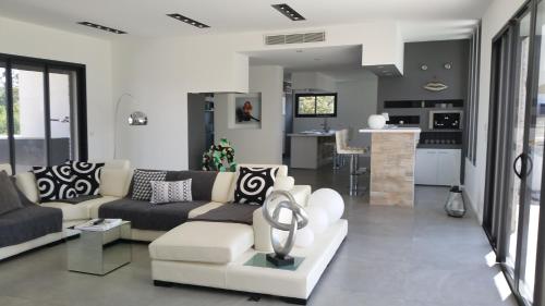 un salon avec un canapé et une table dans l'établissement Villa des Anges, à Draguignan