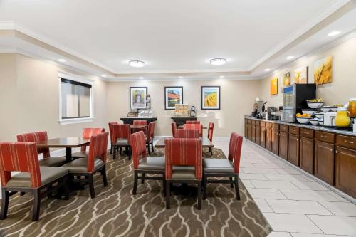 Kuchyň nebo kuchyňský kout v ubytování Comfort Inn Hebron-Lowell Area