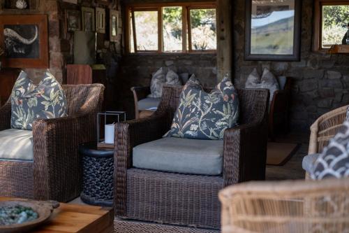Χώρος καθιστικού στο HillsNek Safari Camp – Amakhala Game Reserve