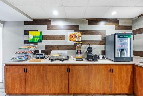 een keuken met een aanrecht met aasteryasteryasteryasteryasteryasteryasteryasteryasteryasteryasteryasteryastery bij Quality Inn Clarksville - Exit 11 in Clarksville