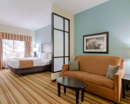 Postel nebo postele na pokoji v ubytování Comfort Suites Topeka Northwest