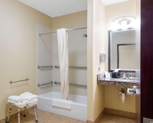 Koupelna v ubytování Comfort Suites Topeka Northwest