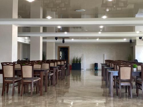 a row of tables and chairs in a hall at "Гірський Континент" Hotel Restaurant & SPA in Yablunytsya