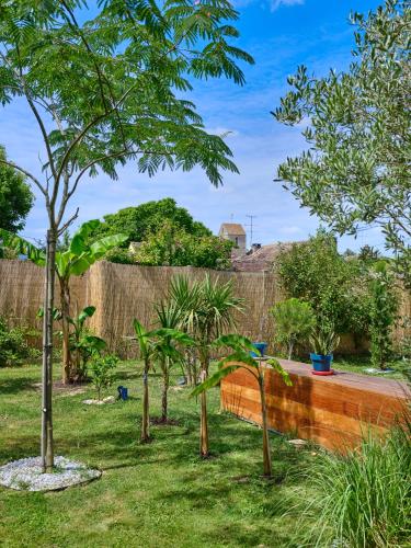 Ein Garten an der Unterkunft le pourCoi paS