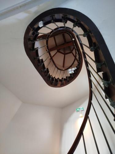 a large wooden chandelier hanging from a ceiling at Chateau Loyd & Spa Normandie Pays de Caux in Veauville-les-Baons