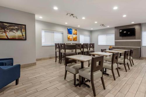 a restaurant with tables and chairs in a room at Comfort Inn & Suites Liverpool - Syracuse in Liverpool