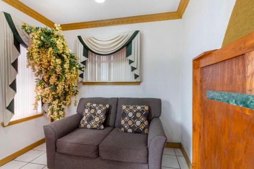 Econo Lodge Inn & Suites Near Lackland AFB Image
