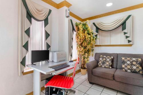 Econo Lodge Inn & Suites Near Lackland AFB Image