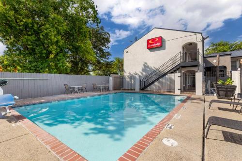Econo Lodge Inn & Suites Near Lackland AFB Image