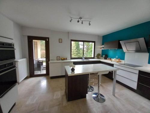 une cuisine avec une table et un comptoir dans l'établissement Villa Aix en Ergny, à Aix-en-Ergny