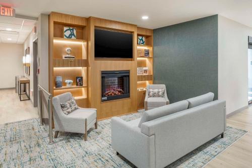 Comfort Inn & Suites Newark Liberty International Airport Image