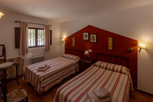A bed or beds in a room at Cortijo Entresierras