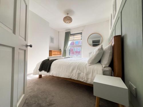 Un dormitorio blanco con una cama y una ventana. en Your Property Box Short Stays - Severn Street, en Worcester