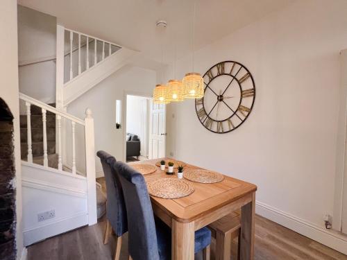 comedor con mesa y reloj en la pared en Your Property Box Short Stays - Severn Street, en Worcester