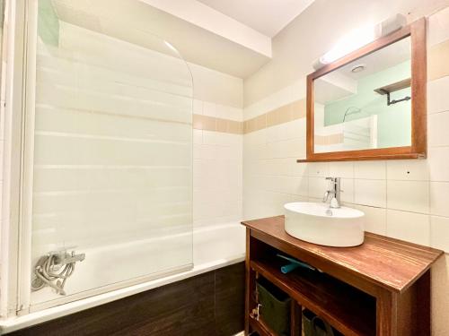 une salle de bain avec un lavabo et une douche dans l'établissement L'Urban Spot, calme et lumineux, à Limoges