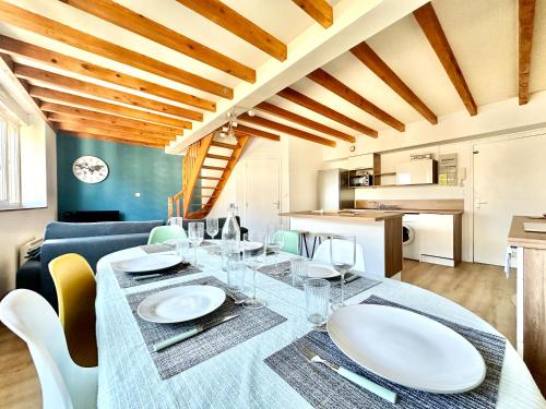 une salle à manger avec une table et une cuisine dans l'établissement L'Urban Spot, calme et lumineux, à Limoges