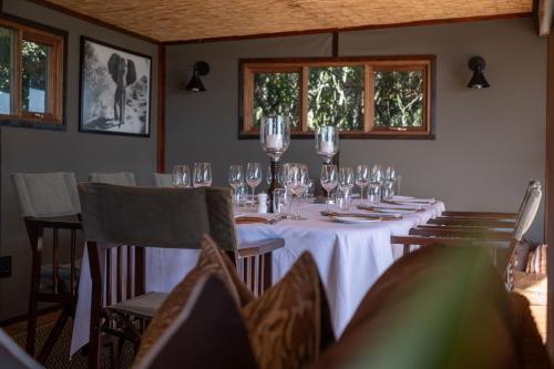 Εστιατόριο ή άλλο μέρος για φαγητό στο HillsNek Safari Camp – Amakhala Game Reserve