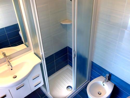 bagno con doccia, lavandino e servizi igienici di Residence Villa Regina a Bibione